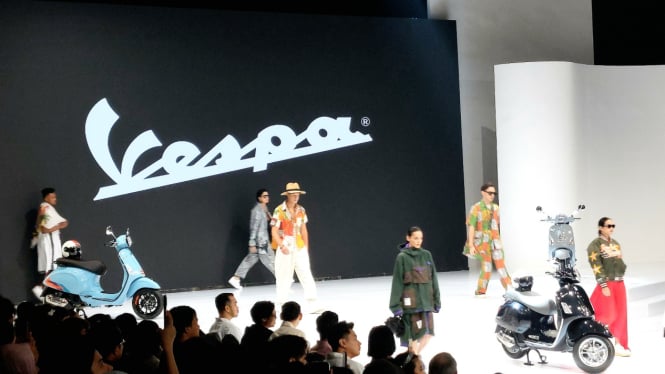 5 Motor Vespa Bersolek di Indonesia Fashion Week 2024