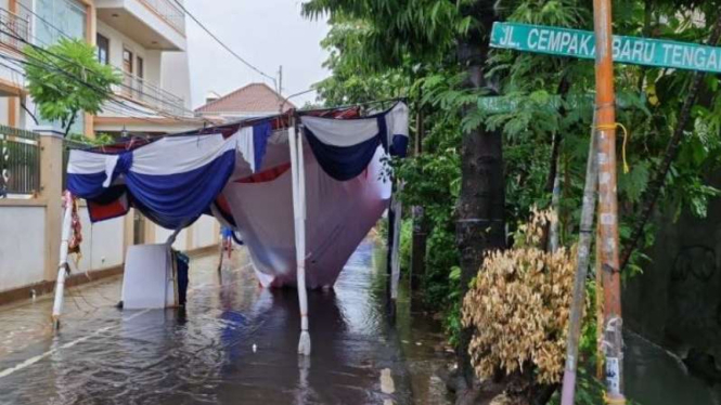 Hujan Deras, Sejumlah Tenda TPS di Kemayoran Ambruk