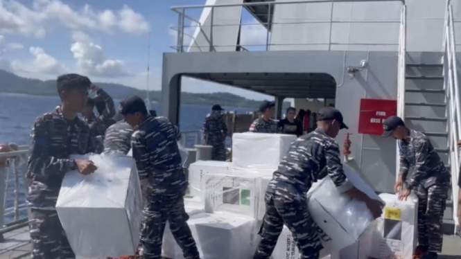Kapal Perang Koarmada III TNI AL Bantu Kirim Logistik Pemilu ke 13 Pulau di Maluku Barat Daya