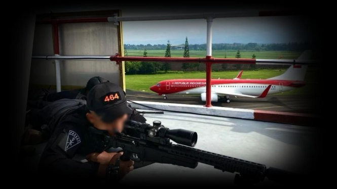 Penampakan Sosok Sniper Kopasgat TNI di Balik Kabut Lembah Bromo Dekat Pesawat Presiden Jokowi