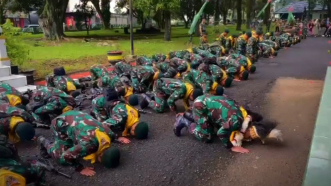Tiba di Jawa Usai Lumpuhkan 6 OPM, Komandan Raider 300 Maung Siliwangi TNI Sujud Cium Bumi