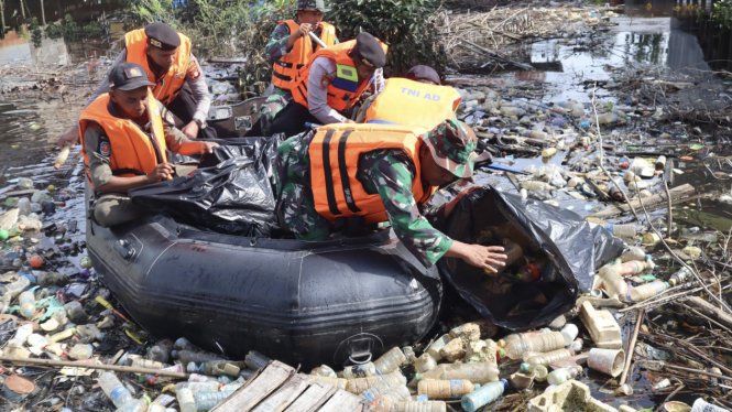 Aksi Mulia Prajurit Kodim 1013/MTW Bersihkan Gunungan Sampah di Aliran Sungai Barito