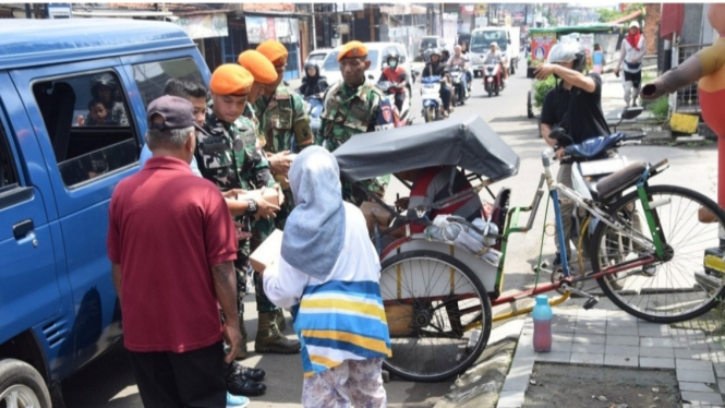 Aksi Mulia Prajurit Wing Komando I Kopasgat Sentuh Warga Kampung Jatiwaringin Pondok Gede