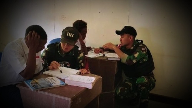 Aksi Pasukan Elang TNI Jadi Guru di Sekolah Dekat Tambang Emas Raksasa Dunia