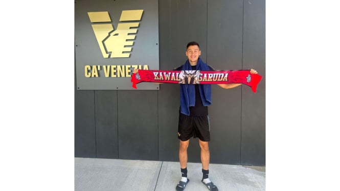 Berjuang Bawa Venezia Promosi ke Serie A, Jay Idzes Dikunjungi Langsung Suporter Indonesia