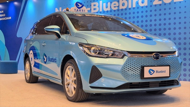 Bluebird Kenalkan Armada Taksi Listrik Baru di PEVS 2024