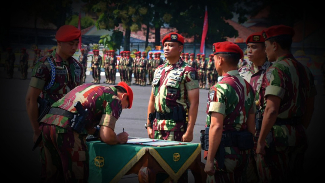 Brigjen TNI Yudha Serahkan Tongkat Komandan Kawah Candradimuka Kopassus ke Kolonel Teman di Akmil 97