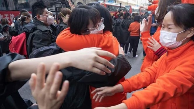 China Permalukan Orang di Depan Umum, Sampai Kamera di Tubuh Polisi