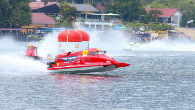 Erik Stark Tercepat dan Juarai Sprint Race 2 F1 Powerboat 2024 Danau Toba