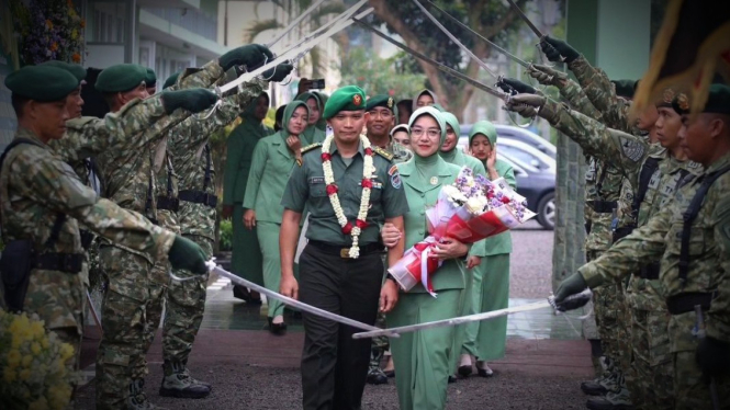 Haru, Ditemani Senyum Istri Letkol Aditya Tinggalkan Pasukan Macan Kumbang Kostrad TNI