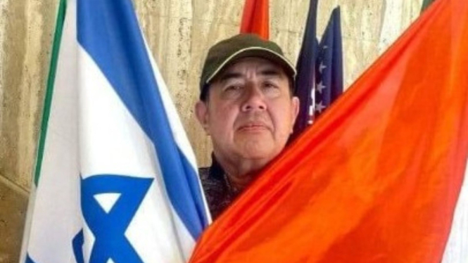 Heboh! Beredar Foto Pendeta Gilbert Peluk Bendera Israel