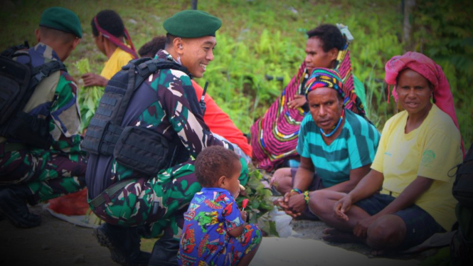 Ketakutan Teror OPM Sirna, Dalam Sekejap Dagangan Mama Ludes Diborong Pasukan Pandawa Kostrad TNI