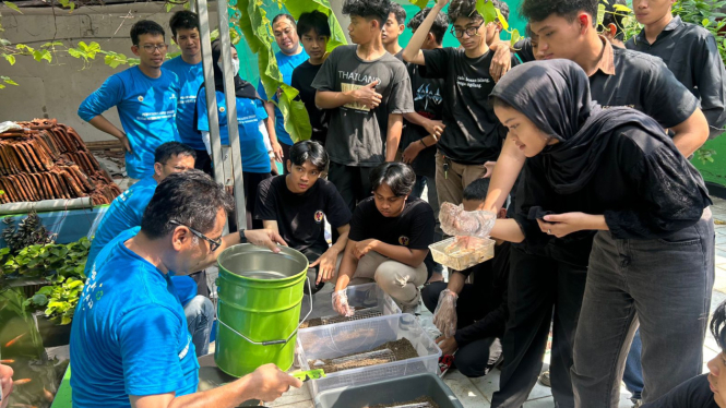 Mahasiswa Paramadina Ajarkan SMK Islam PB Soedirman Kelola Sampah Organik dengan Budidaya Maggot