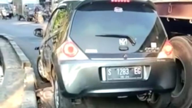 Maksa Nyalip dari Kiri, Honda Brio Ringsek Digencet Ban Truk