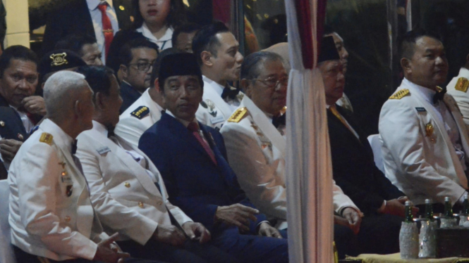 Momen Jokowi Diapit Jenderal SBY dan Prabowo Saat Upacara Parade Senja di Kemhan RI
