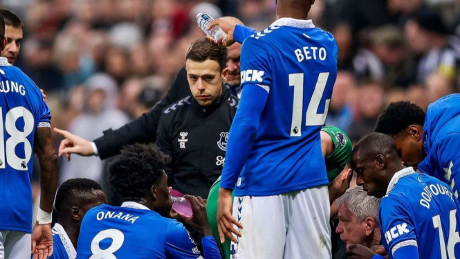 Momen Pemain Muslim Everton Bukber saat Duel Lawan Newcastle United