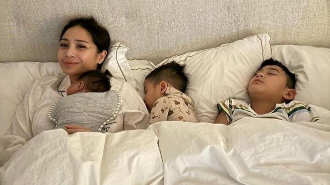 Pose Menyentuh Nagita Slavina Gendong Baby Lily di Tempat Tidur, Raffi Ahmad: Buah Hati