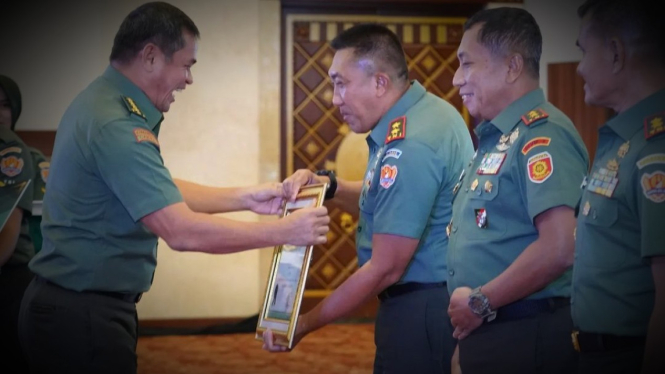 Raih Predikat Wilayah Bebas Korupsi, Gubernur Akmil Dihadiahi Uang 1 Miliar Sama Jenderal TNI Maruli