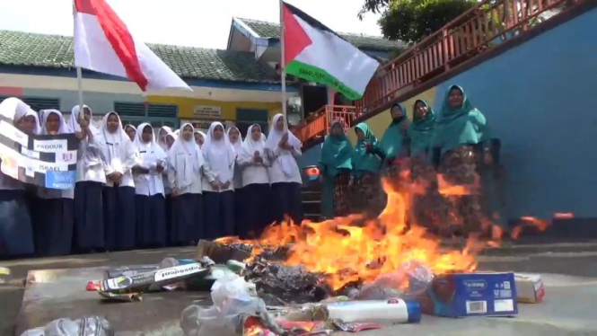 Ratusan Santri di Bogor Gelar Razia dan Bakar Produk Israel