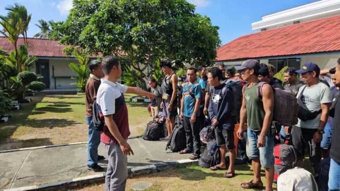 Sempat Kejar-kejaran di Laut, TNI AL Berhasil Gagalkan Penyelundupan 28 TKI Ilegal di Tanjung Uban