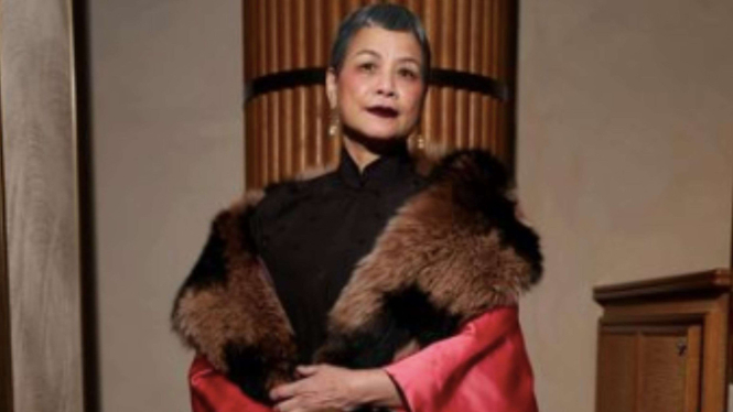 Sosok Qin Huilan, Wanita 70 Tahun yang Jadi Bintang Catwalk di Paris Fashion Week