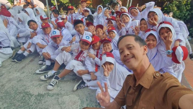 Sosok Reza Ernanda, Guru Honorer yang Lapor Ada Pungli di SDN Cibeureum 1