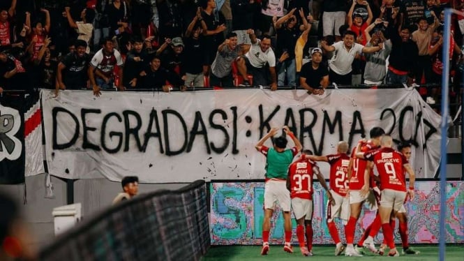 Spanduk Sindiran Suporter Bali United untuk Bhayangkara FC: Degradasi Karma 2017