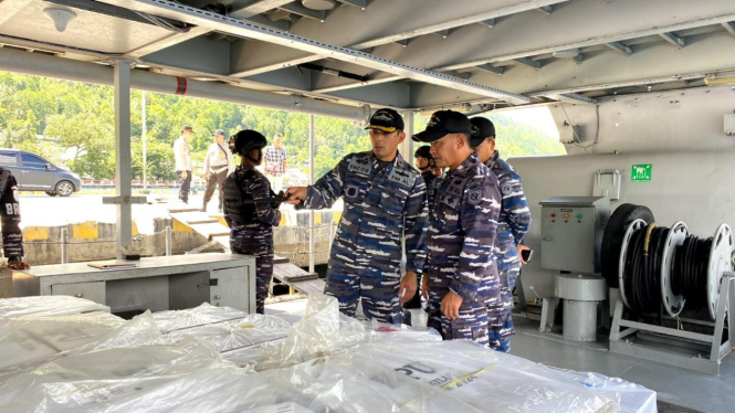 Sukseskan Pemilu, Kapal Perang TNI AL Bergerak Distribusikan Kotak Suara ke Pulau Terdepan Indonesia