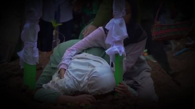 TNI Berduka… Di Hadapan Kolonel Bayu, Nyonya Indri Sujud Menangis Peluk Makam Letnan Imam
