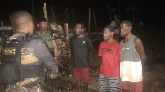 TNI Serbu Markas OPM Kodap IV/Sorong Raya di Maybrat, 2 Kurir Diamankan di Tengah Hutan