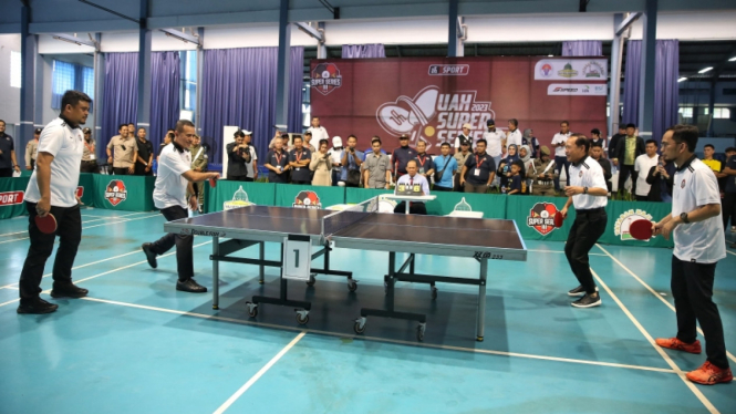 Ustadz Adi Hidayat Adu Kepiawaian Tenis Meja dengan Bobby Nasution