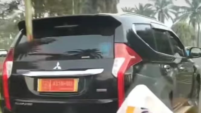 Viral Pajero Sport Pelat TNI Gak Ngasih Mobil Lain Nyalip, Ada Apa?