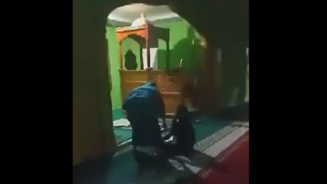 Viral, Seorang Ibu di Aceh Ngamuk di Masjid dan Banting Al-Qur’an