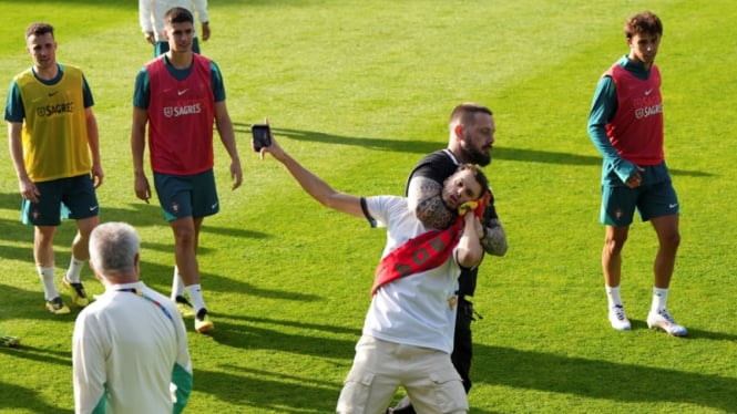 Aksi Nekat Fans Cristiano Ronaldo saat Portugal Latihan di EURO 2024
