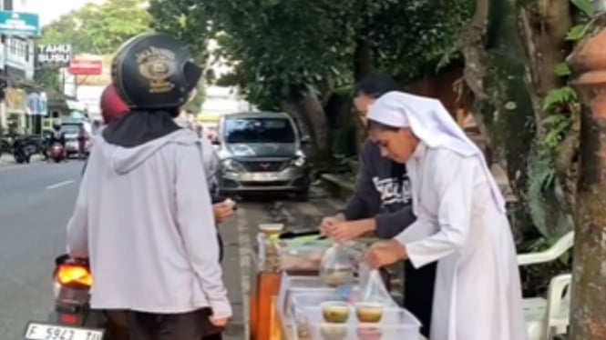 Cerita Biarawati yang Viral Jualan Takjil di Sukabumi