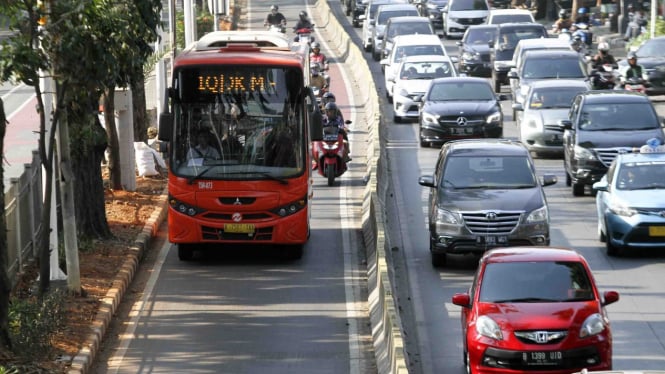 Detik-detik Mobil Boks Masuk Jalur Busway, Tabrak Bus TransJakarta