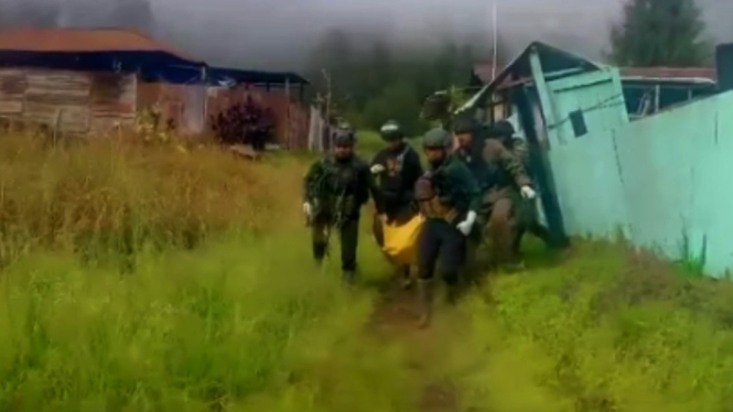 Di Balut Kabut Putih Rimba Papua, Pasukan Operasi TNI Evakuasi Mayat Alex yang Ditembak Mati OPM