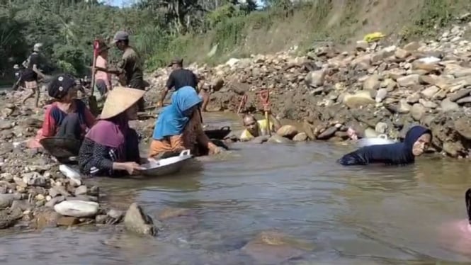 Heboh Warga Dulang Emas di Sungai Ulunggolaka