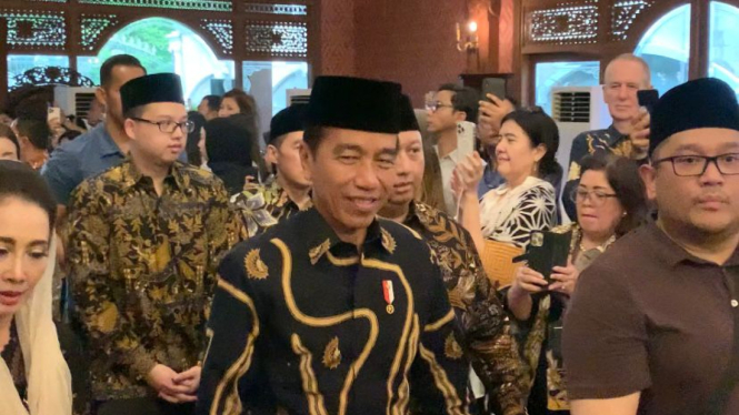 Jokowi Datang Melayat ke Mooryati Soedibyo, Ikut Salat Jenazah