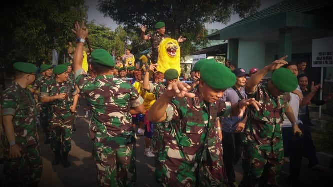 Menari Riang di Punggung Singa, Mayjen TNI Fadjar Sang Panglima Maung Siliwangi Diserbu Ribuan Warga