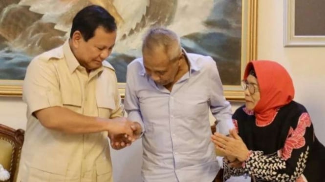Momen Prabowo Subianto Jenguk Mantan Komandannya Jenderal Subagyo HS yang Tengah Sakit