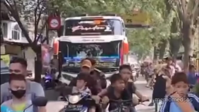 Ngeri! Viral Lagi Video Bocah Terlindas Bus saat Berburu Klakson Telolet
