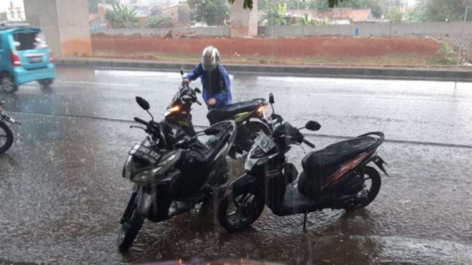 Pengguna Motor Jangan Nekat Lakukan Ini saat Hujan