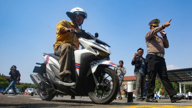 Pria Ini Gugat Syarat Usia Pembuatan SIM ke MK karena Kagum 2 Bocah SD Motoran Madura-Jakarta