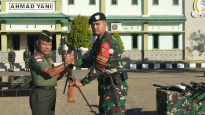 Satgas Pamtas RI-RDTL Naga Karimata TNI AD Serahkan 7 Pucuk Senjata Api ke Brigjen TNI Joao Xavier