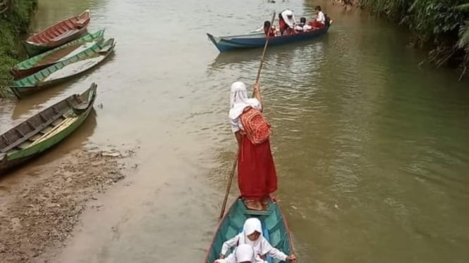 Siswa SD Naik Perahu Terjang Sungai Deras, Pemerintah Jambi Dituding Masa Bodoh