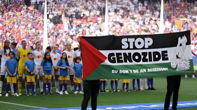 Terbentang Spanduk Bertuliskan ‘Hentikan Genosida’ di Final Liga Champions Wanita