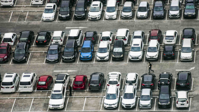 Terpopuler: Mobil-mobil Ringsek Tertimpa Ban, Harga Kendaraan Listrik akan Turun