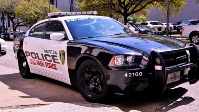 Terpopuler: Polisi Berbuat Tidak Pantas di Mobil, Diskon Tambahan Motor Listrik