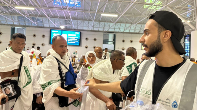Tiba di Jeddah, Jemaah Haji Indonesia Langsung Nikmati Air Zam-zam Gratis